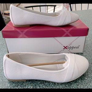 NIB XAppeal White Flats Nicely Detailed w Ribbons & Sole is Lined in Silver 8.5